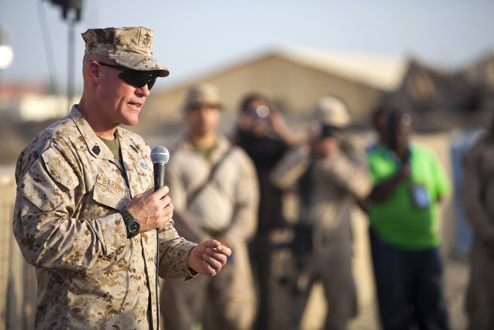 Gen. Amos and Sgt. Maj. Barrett visit RC (Southwest)