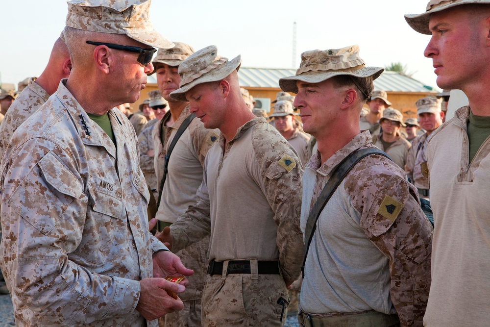 Gen. Amos and Sgt. Maj. Barrett visit RC (Southwest)