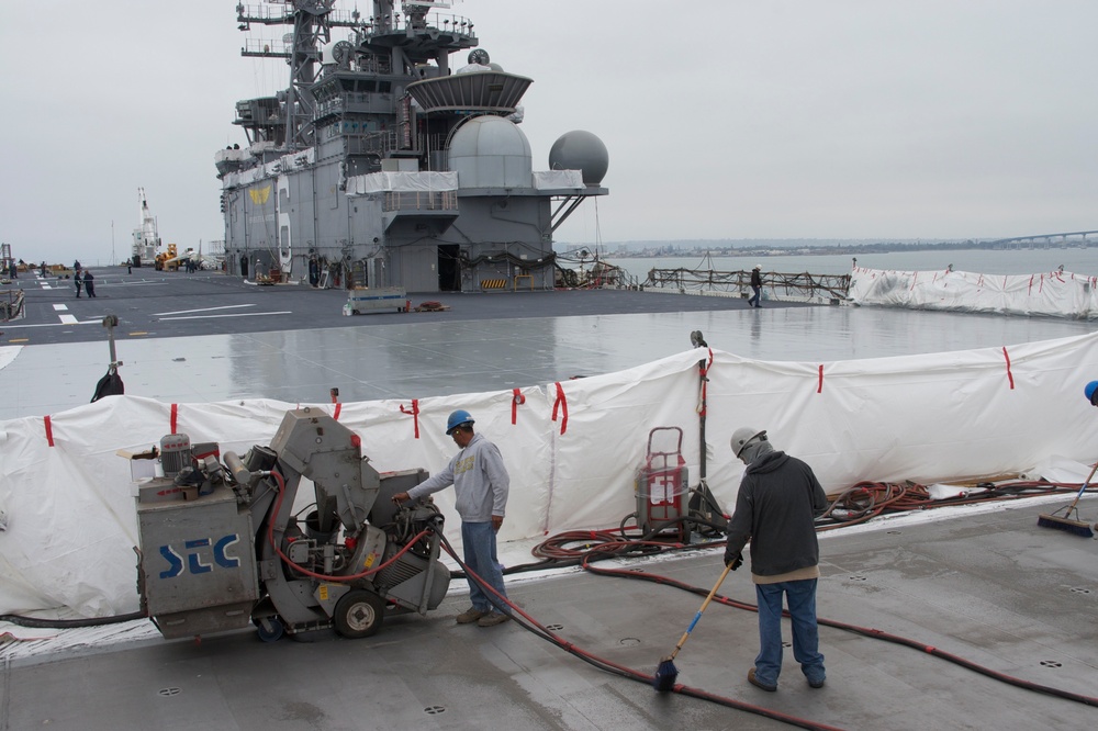 Contractors resurface flight deck of USS Bonhomme Richard