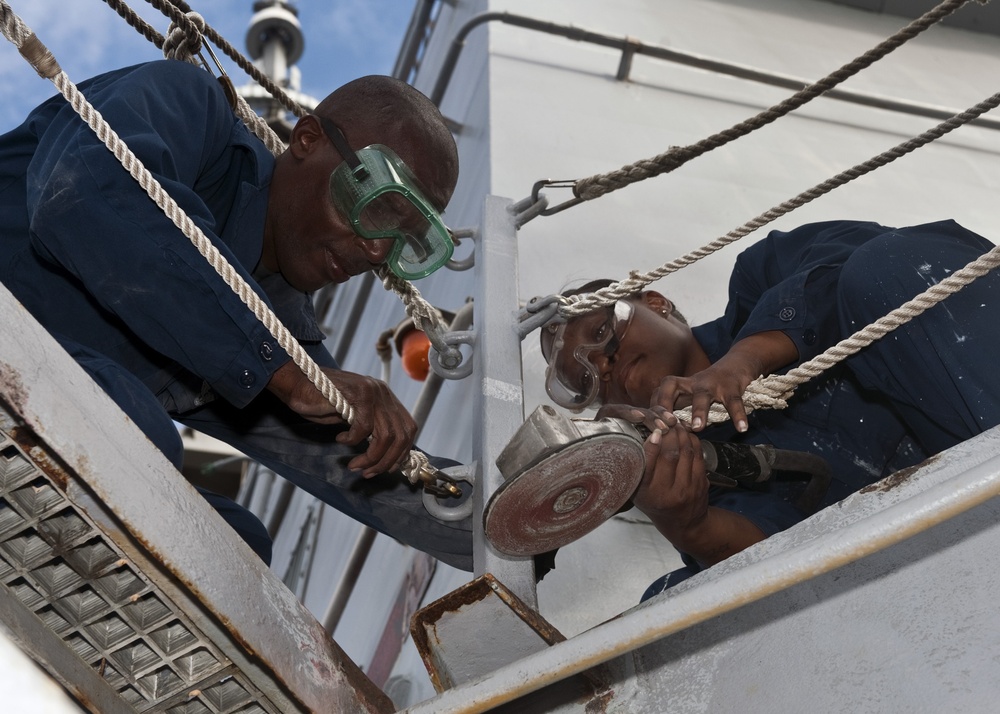 USS Arleigh Burke sailors performs maintenance