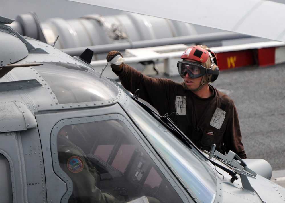 USS Abraham Lincoln sailor cleans MH-60S Sea Hawk