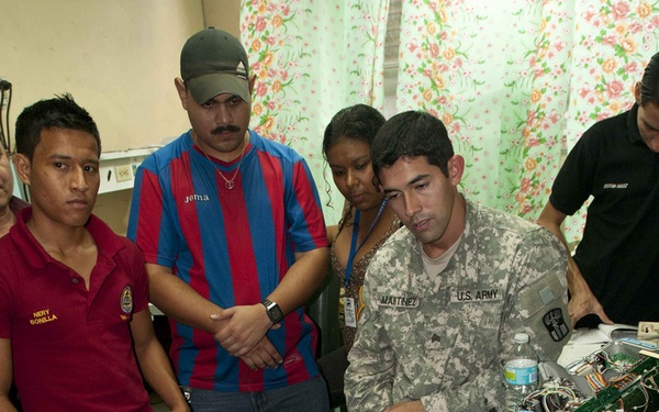 Training biomedical repairmen in Honduras