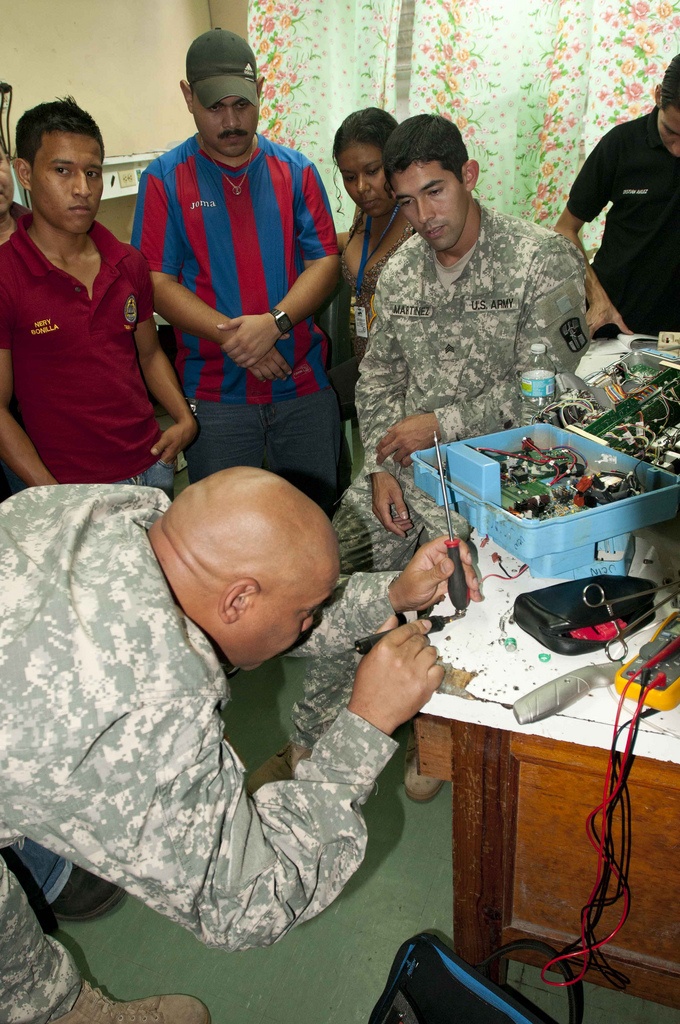 Training biomedical repairmen in Honduras