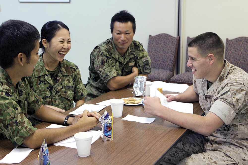 Marines, JGSDF converse