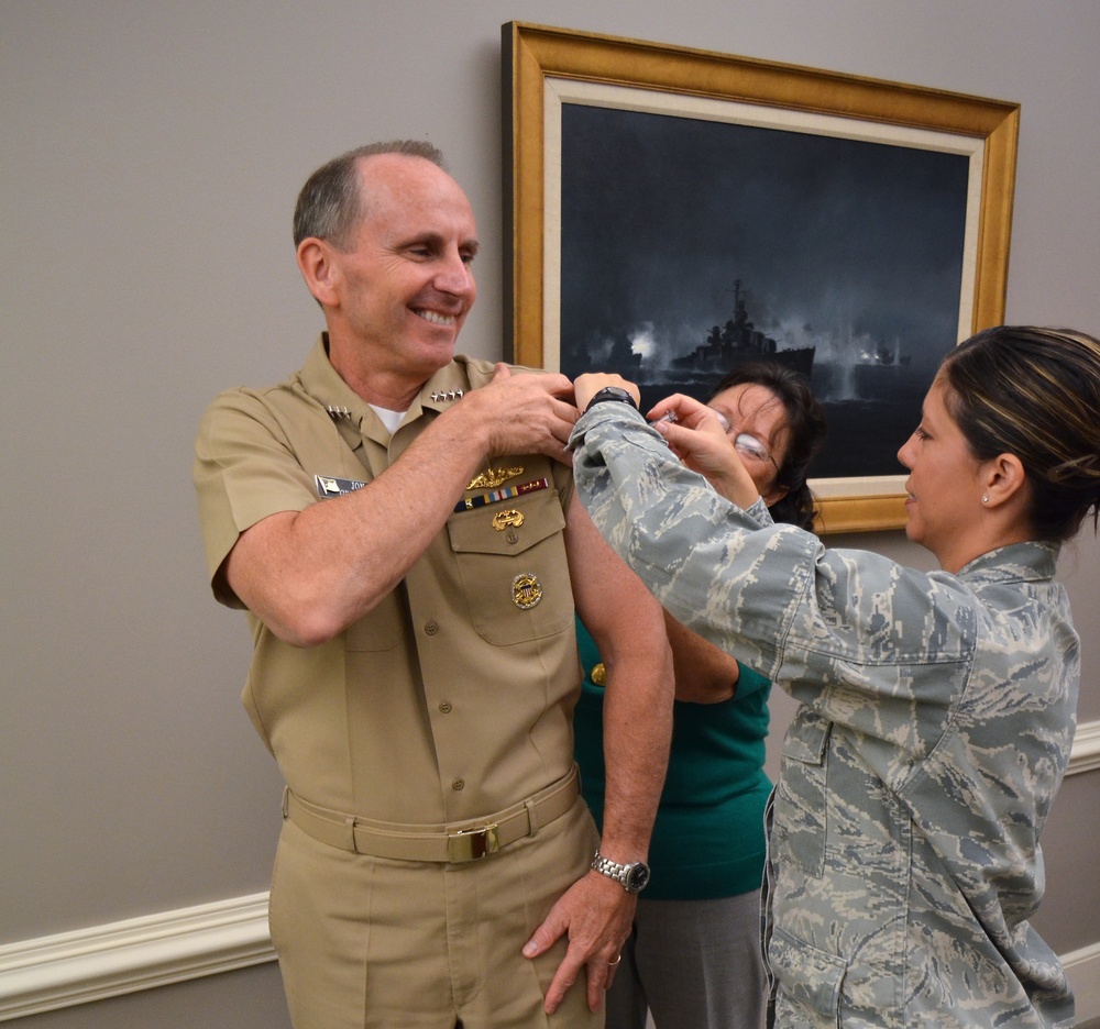 Adm. Jonathan Greenert receives flu vaccine