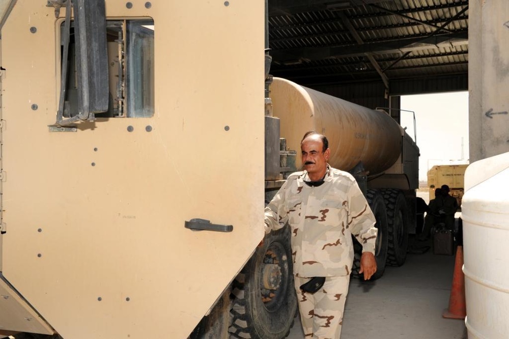 California guardsmen train Iraqis on HEMTT fuel trucks