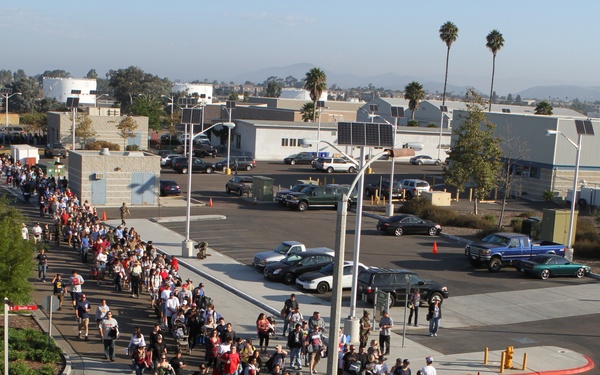 Crowds line up for air show