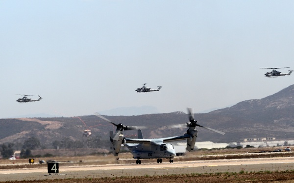 Crowds line up for air show