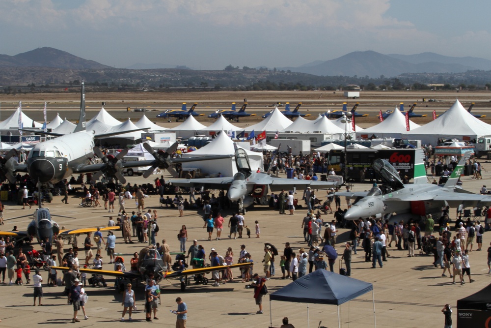 Crowds line up for air show