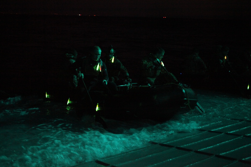 Recon Marines conduct nighttime mission