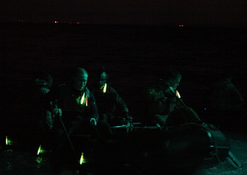 Recon Marines conduct nighttime mission