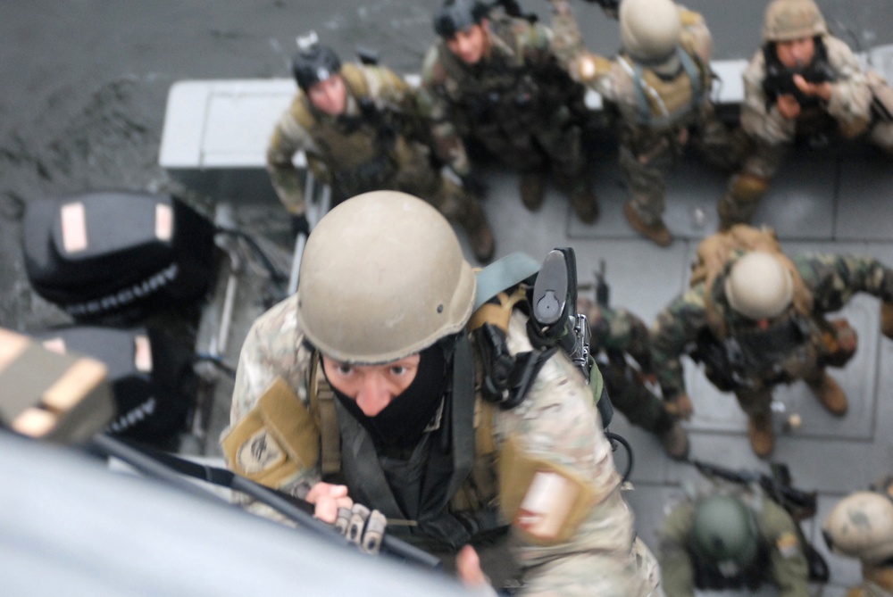 Naval Special Warfare Special Boat Team trains with Chilean special operations service members