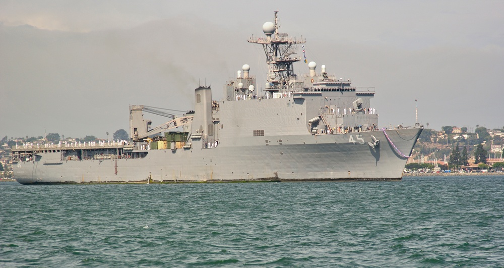 USS Comstock arrives in San Diego