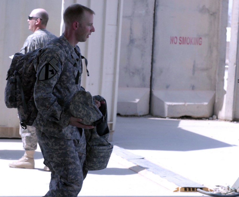 Advance elements of 'Dagger' Brigade begin journey home from Iraq