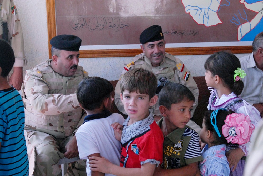 ‘Vanguard’ Battalion soldiers help 9th Iraqi Army Division put smiles on childrens’ faces at school supply drop