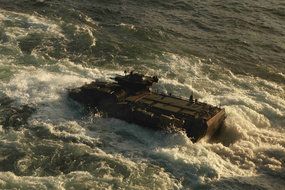 Marines splash off USS New Orleans