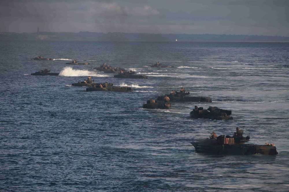 Marines splash off USS New Orleans