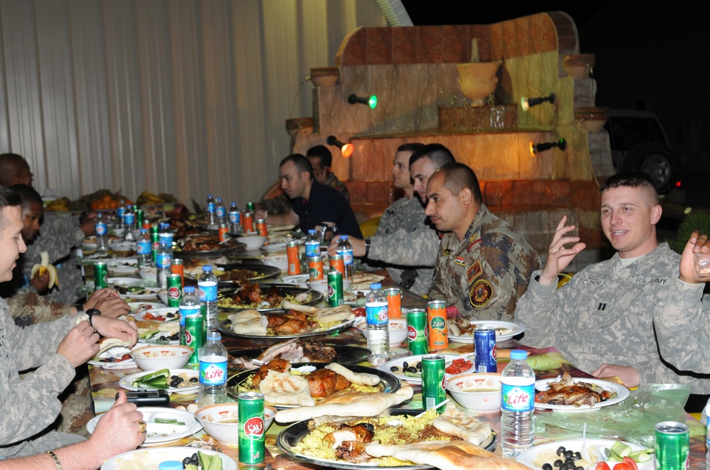 Iraqi soldiers and US paratroopers share one last meal together