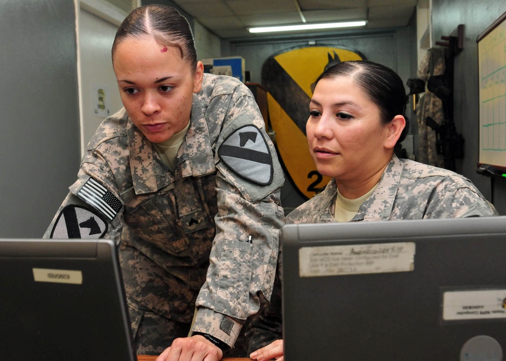 Communications Communications Soldier looks over computertroops keep soldiers ‘in the loop’