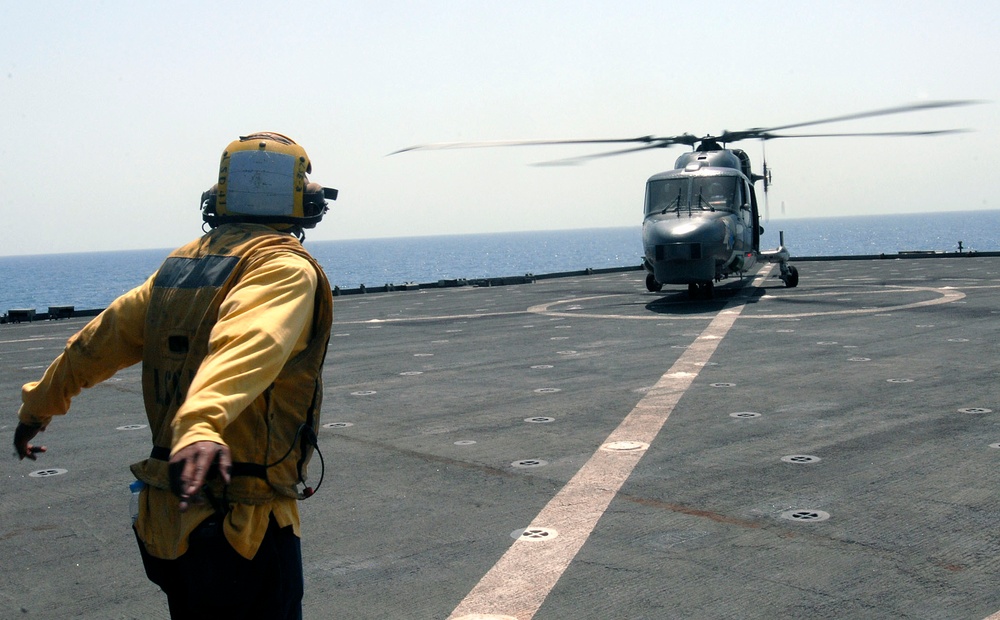 German Marine Lynx refuels aboard USS Whidbey Island