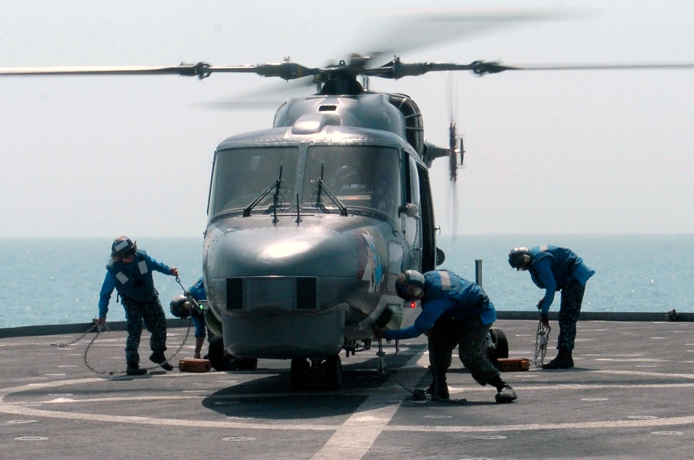 German Marine Lynx refuels aboard USS Whidbey Island