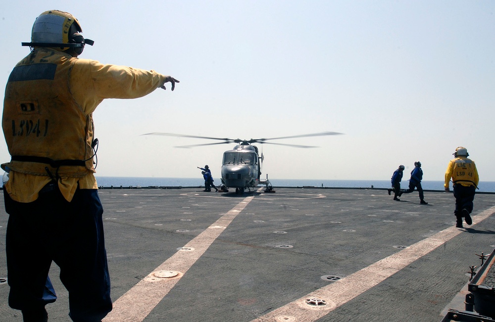 German Marine Lynx refuels aboard USS Whidbey Island