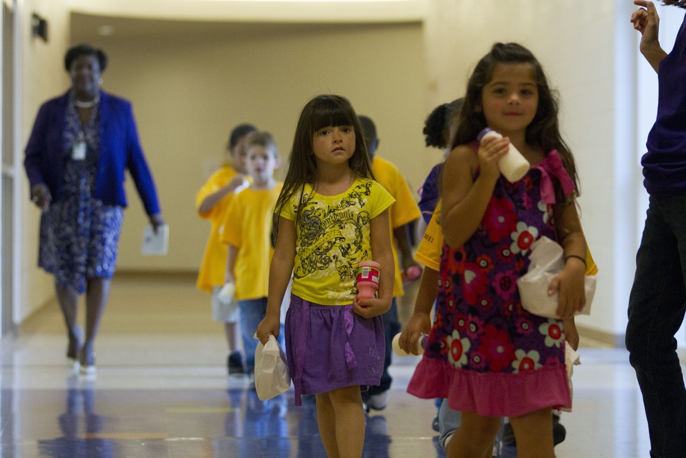 Students with lunches at Shughart Elementary School