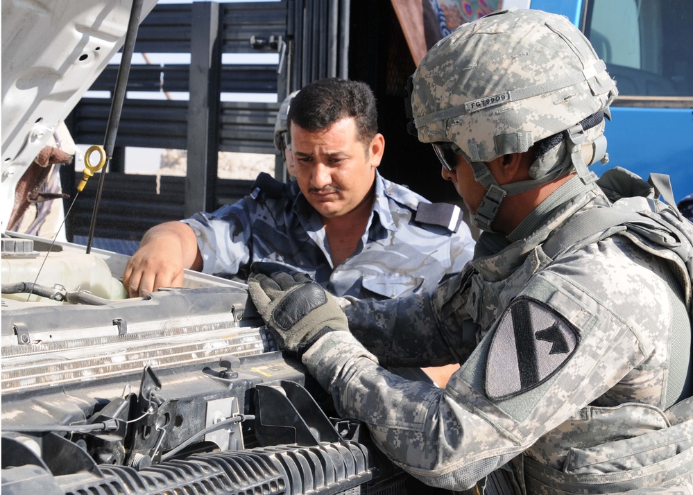 Soldiers aid Iraqi Police checkpoint