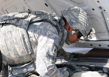 Soldiers aid Iraqi Police checkpoint