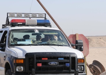 Soldiers aid Iraqi Police checkpoint