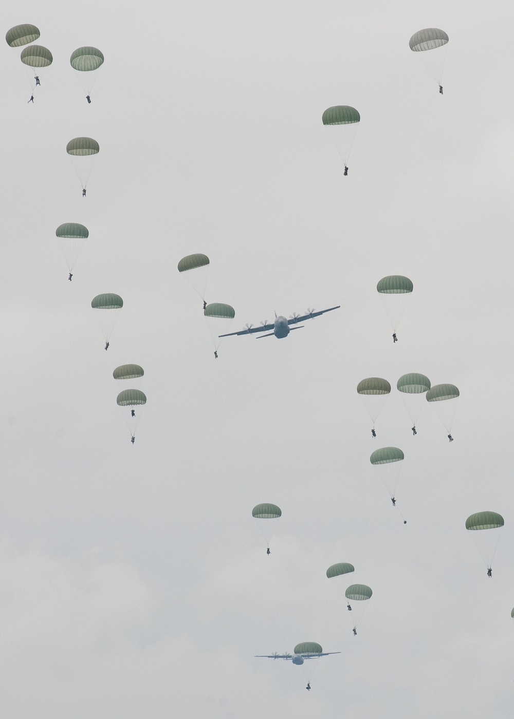 Hundreds of US and Polish chutes