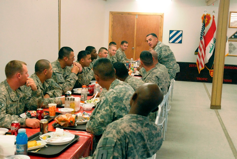 ‘Dagger’ Brigade command team sits down for lunch with outstanding ‘First Lightning’ Battalion Soldiers