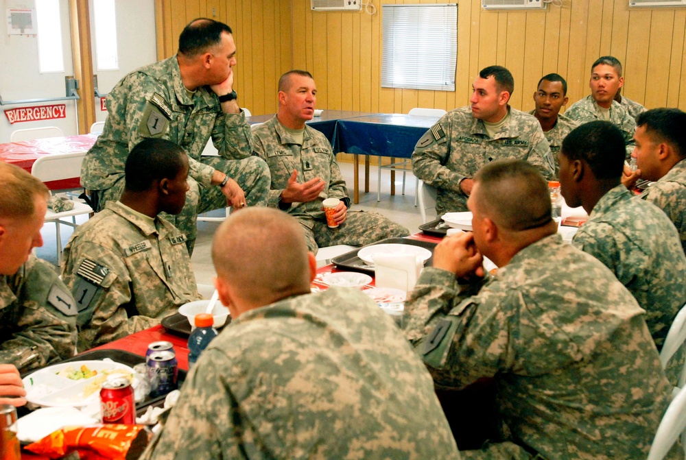 ‘Dagger’ Brigade command team sits down for lunch with outstanding ‘First Lightning’ Battalion Soldiers