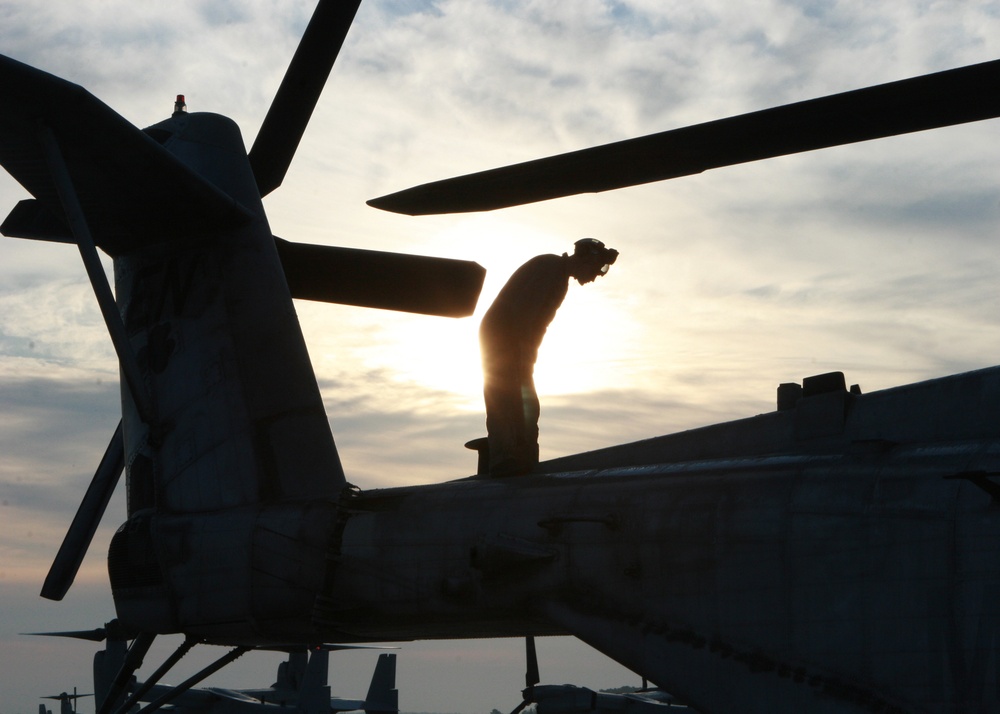 HMH-461 conducts desert training at EMV