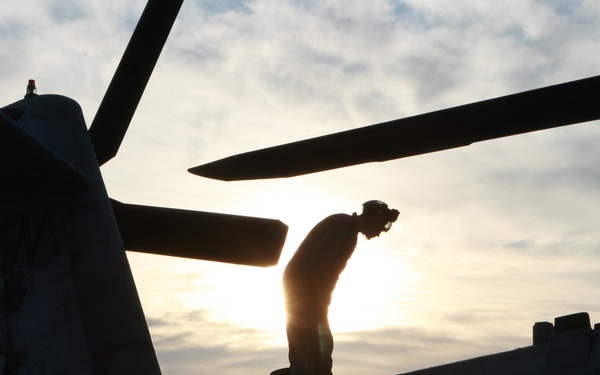 HMH-461 conducts desert training at EMV