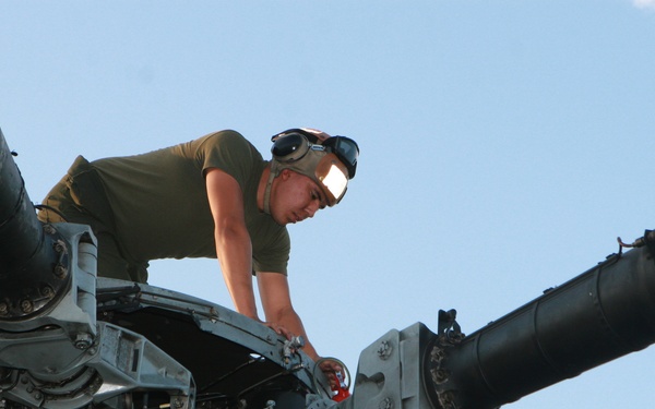 HMH-461 conducts desert training at EMV