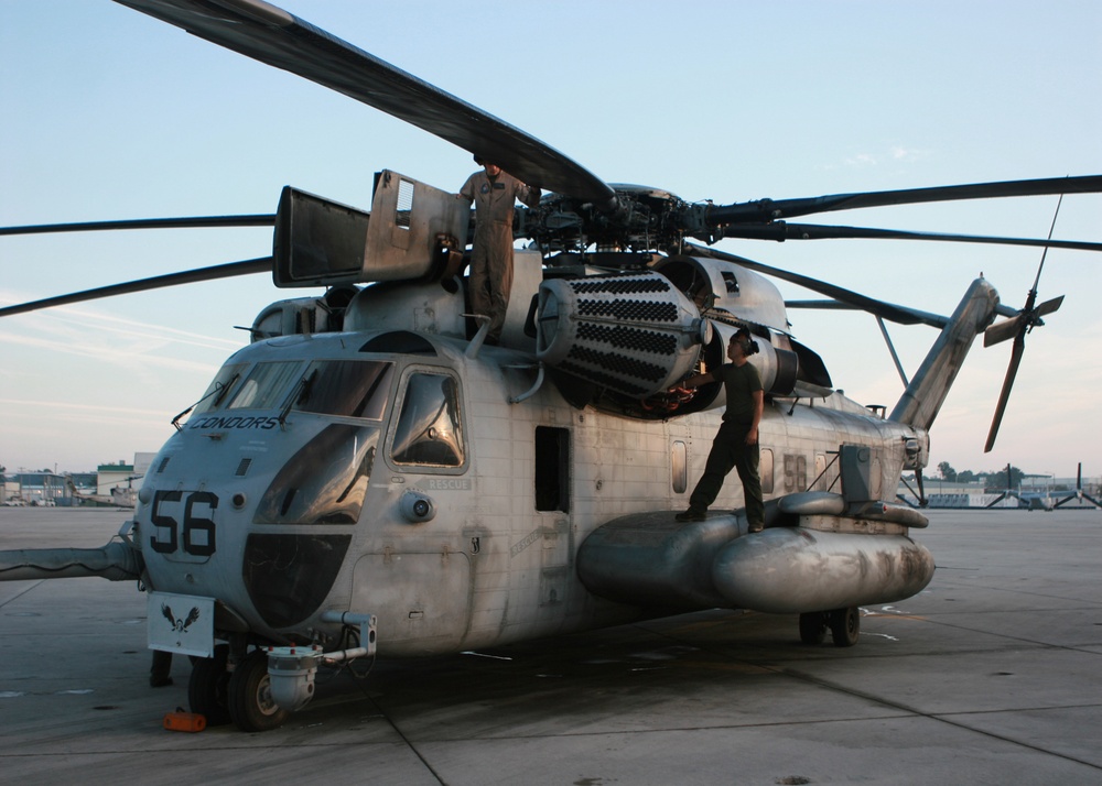 HMH-461 conducts desert training at EMV