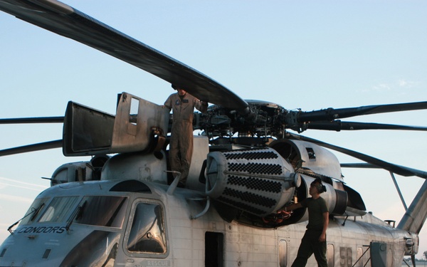 HMH-461 conducts desert training at EMV