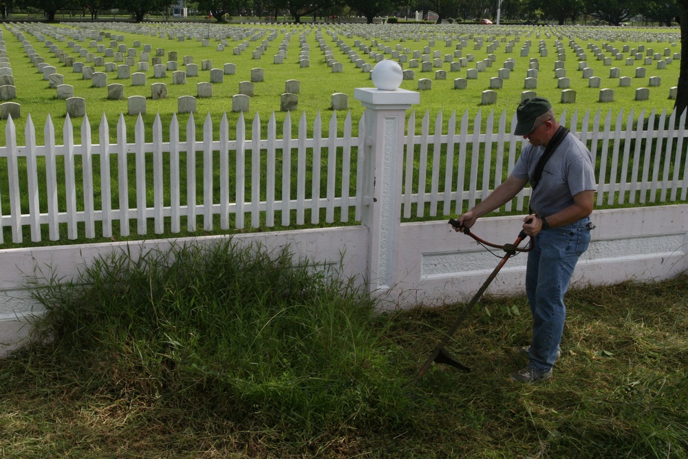 HHS master sergeants clean up cemetery