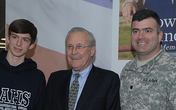 Donald Rumsfeld meets Yongsan eye-to-eye