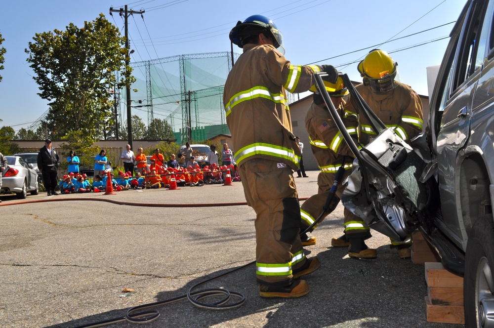 Yongsan Fire Department demonstrates the Jaws of Life