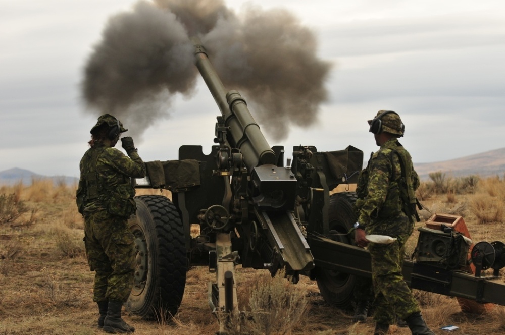 U.S.-Canadian artillery partner at YTC