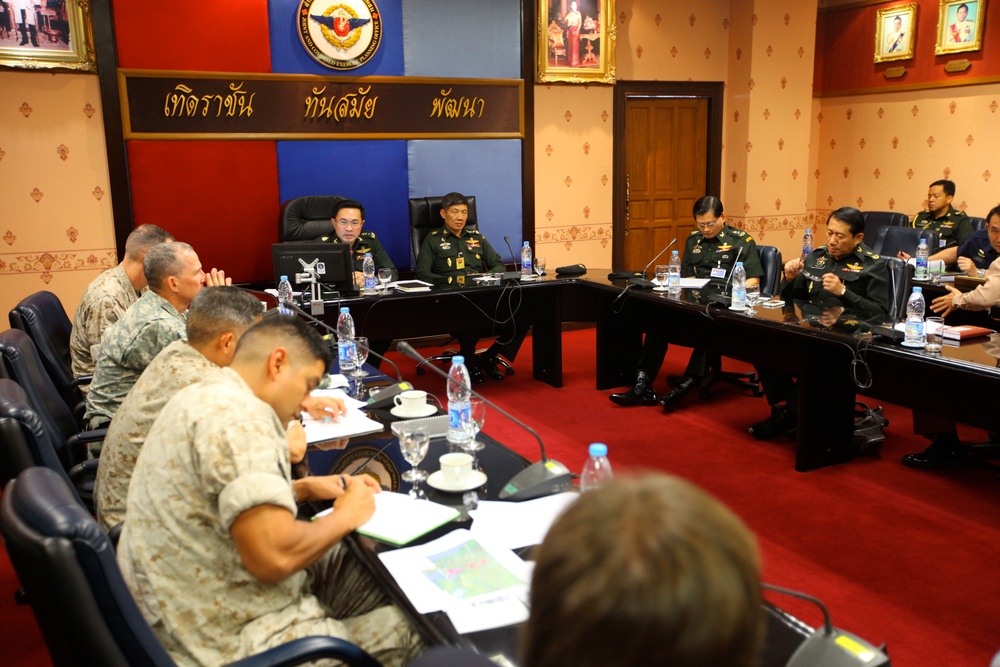 III MEF assess flooding in Thailand