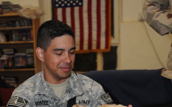 Dog and handler help relieve battle stress for deployed soldiers