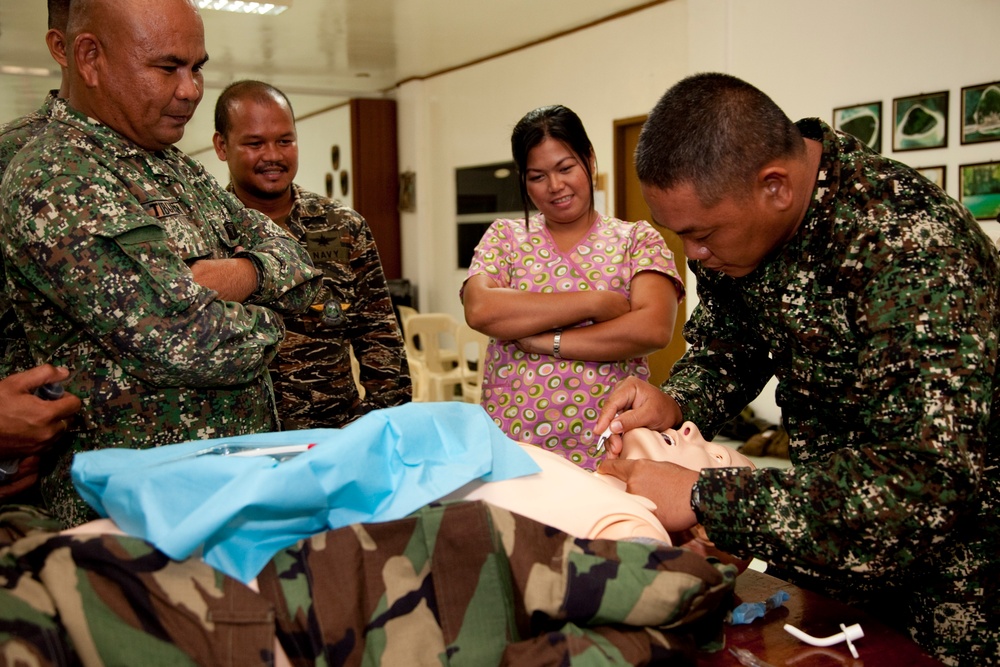 US, Filipino marines practice combat lifesaving
