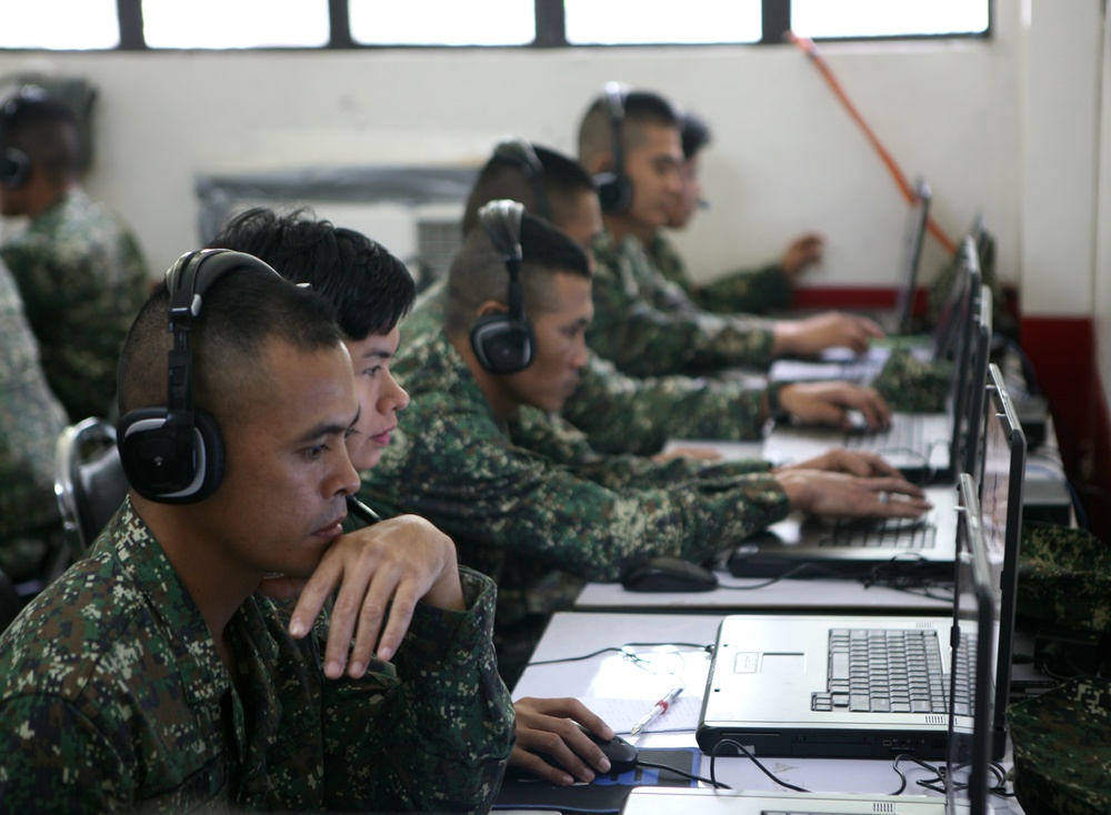 US, Philippine marines use virtual reality to train for combat