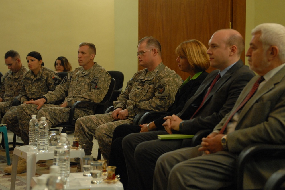 US forces meet with sheiks, Sons of Iraq