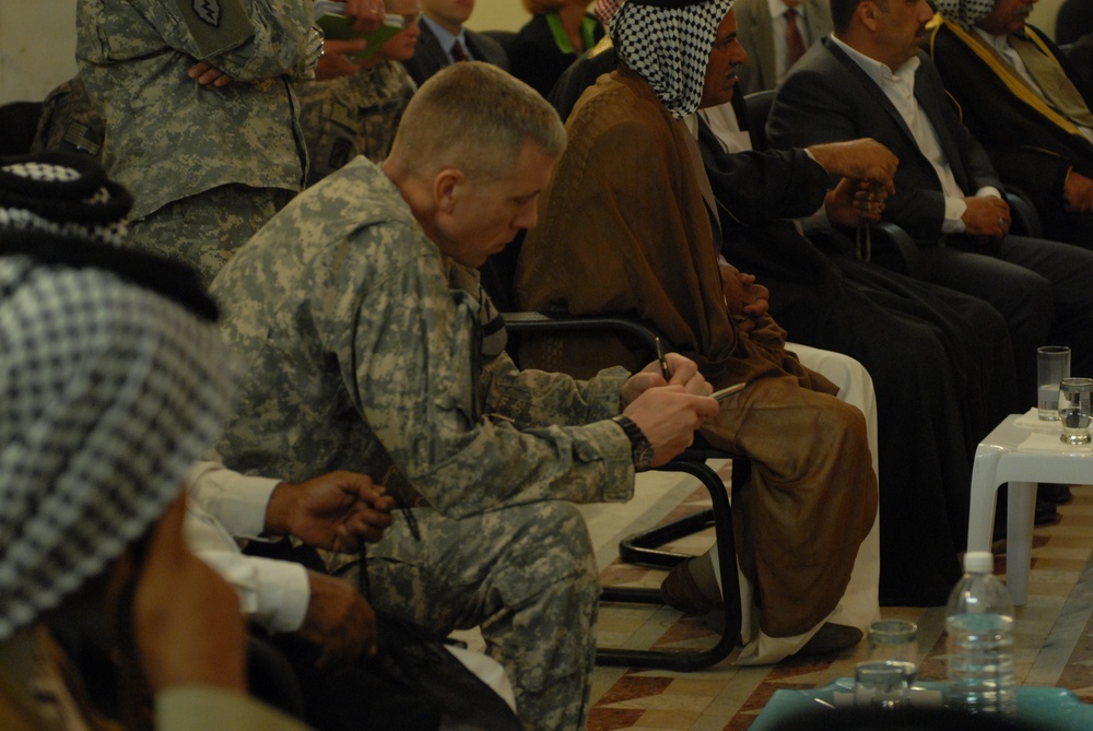 US forces meet with sheiks, Sons of Iraq