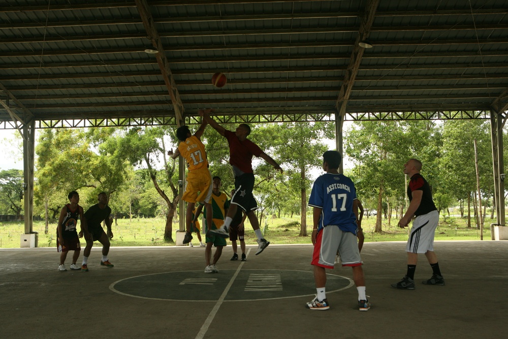 US, Filipinos enjoy friendly game of hoops during PHIBLEX