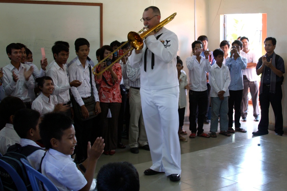 Sailors visit fine arts school in Cambodia